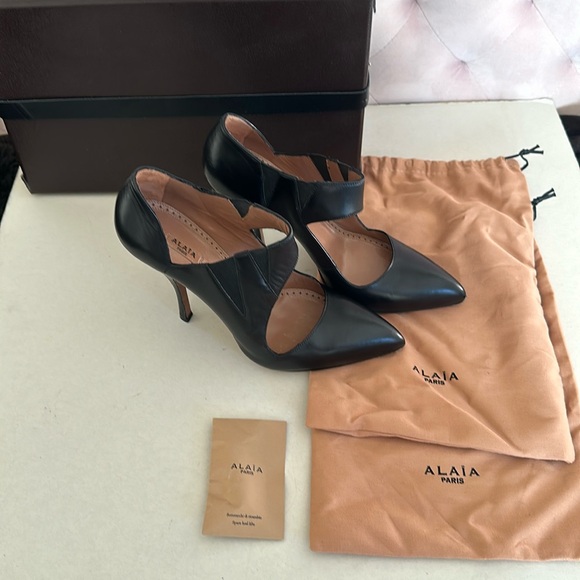 Alaia Shoes - Alaia Pumps Heels Black Leather 39